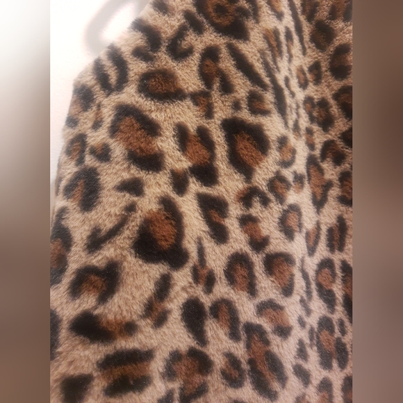 Lily reversible faux fur leopard print full zip vest - Picture 4 of 8